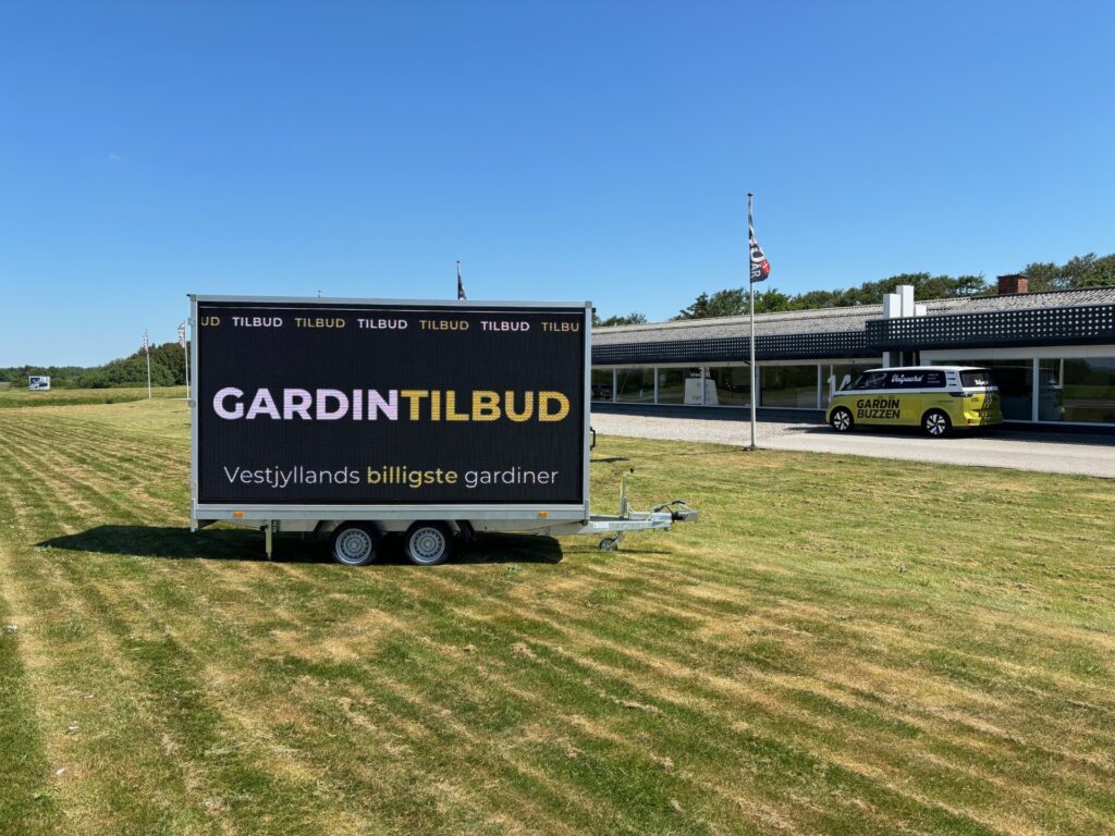 Reklametrailer opsat ved vej