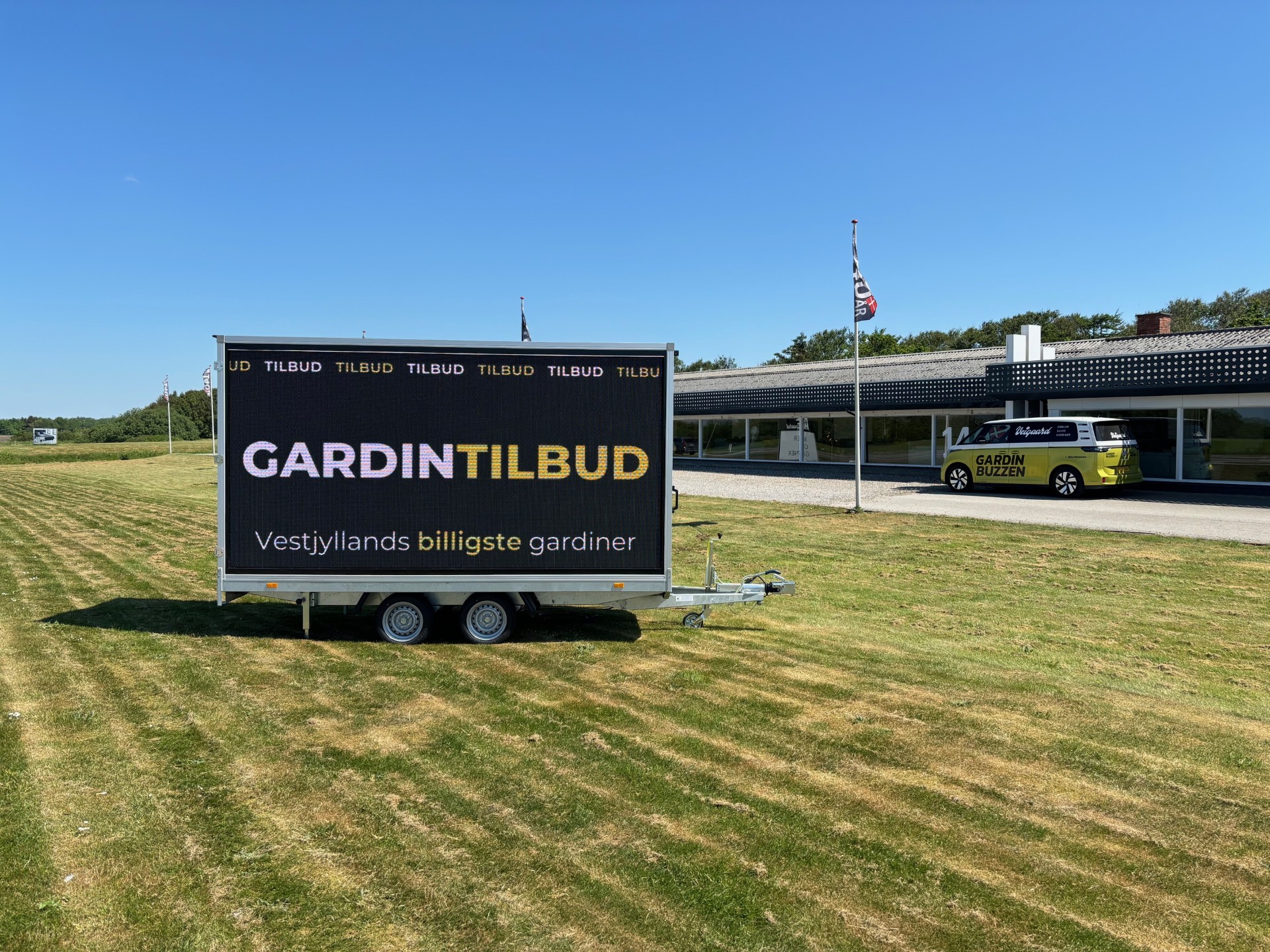 Reklametrailer opsat ved vej