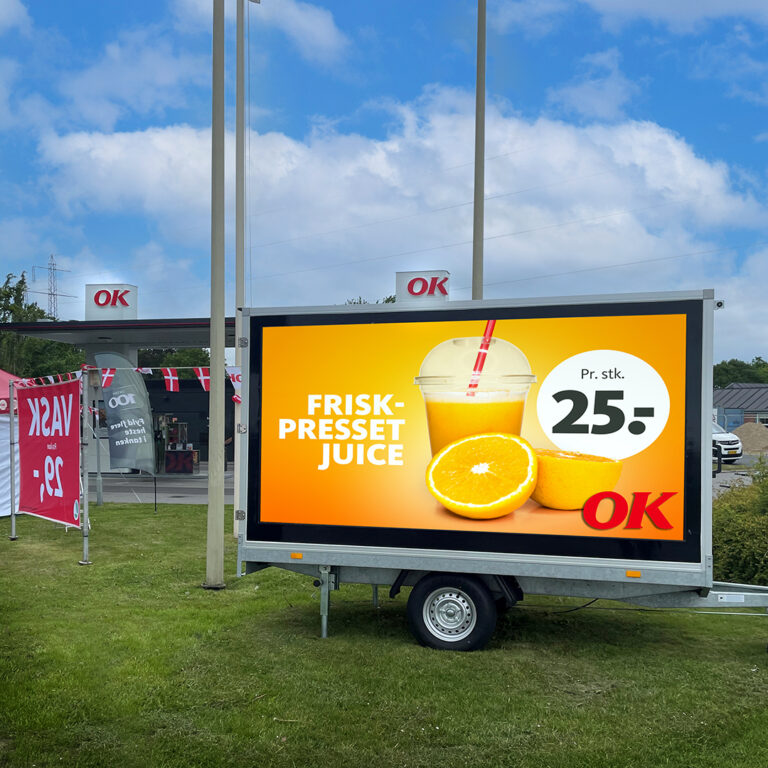 Reklametrailer opsat ved OK tank